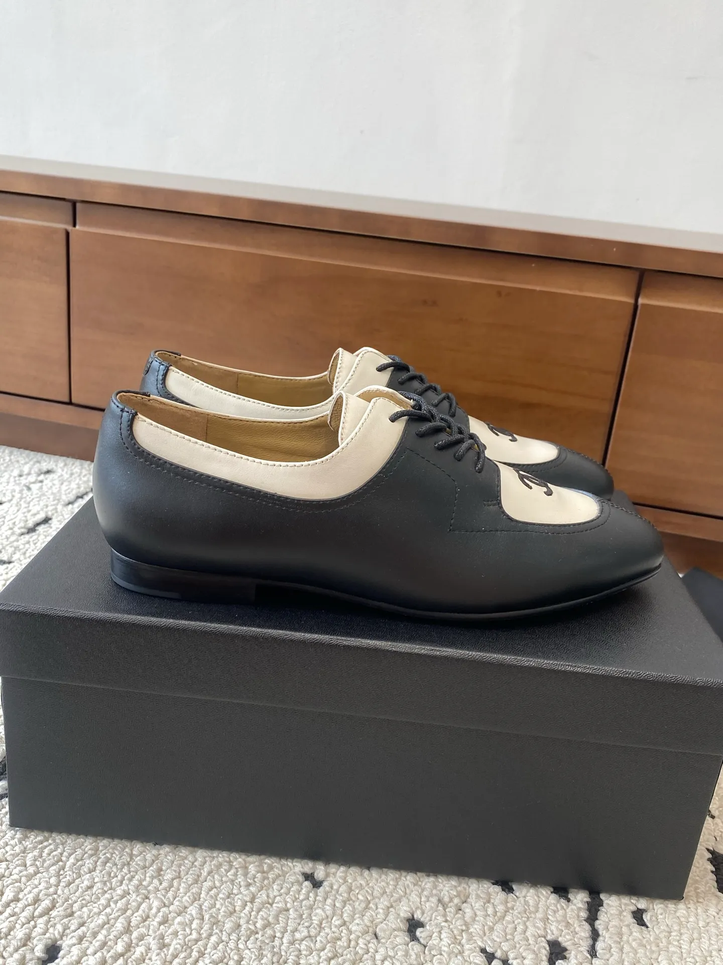 👟👟Ex-factory price 580👟👟 🍀CHANEL｜Chanel Xiaoxiang 25C new autumn and winter products, pointed-toe flat-soled deep-mouth shoes, full of retro style, elegant shoe shape, very pleasing to look at. The pointed toe makes the feet become thinner and looks slender. The classic double-C electric alluring design is particularly fashionable and elegant. The upper is made of top calf patent leather and the lining is silk sheepskin. It is super comfortable. Italian imported cowhide leather outsole. Size: 35-39 (customized 40/41) 👉 👉 👉 Buy now 👉 Buy now 👉